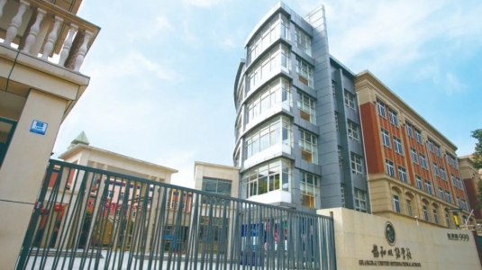 上海虹橋協(xié)和雙語學校史料館P2.5弧形高刷LED顯示屏