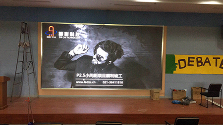 江蘇無錫協(xié)和學(xué)校P2.5室內(nèi)高清LED顯示屏由上海智彩科技設(shè)計(jì)、安裝